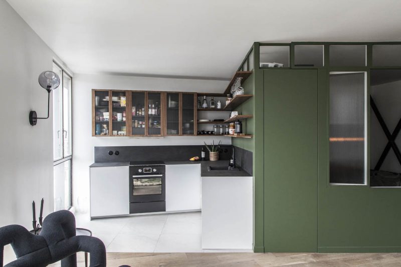 Rénovation et conception mobilier et design d'un appartement dans la tour Albert, rue Croulebarbe à Paris 13ème, par l'agence Boclaud Architecture.