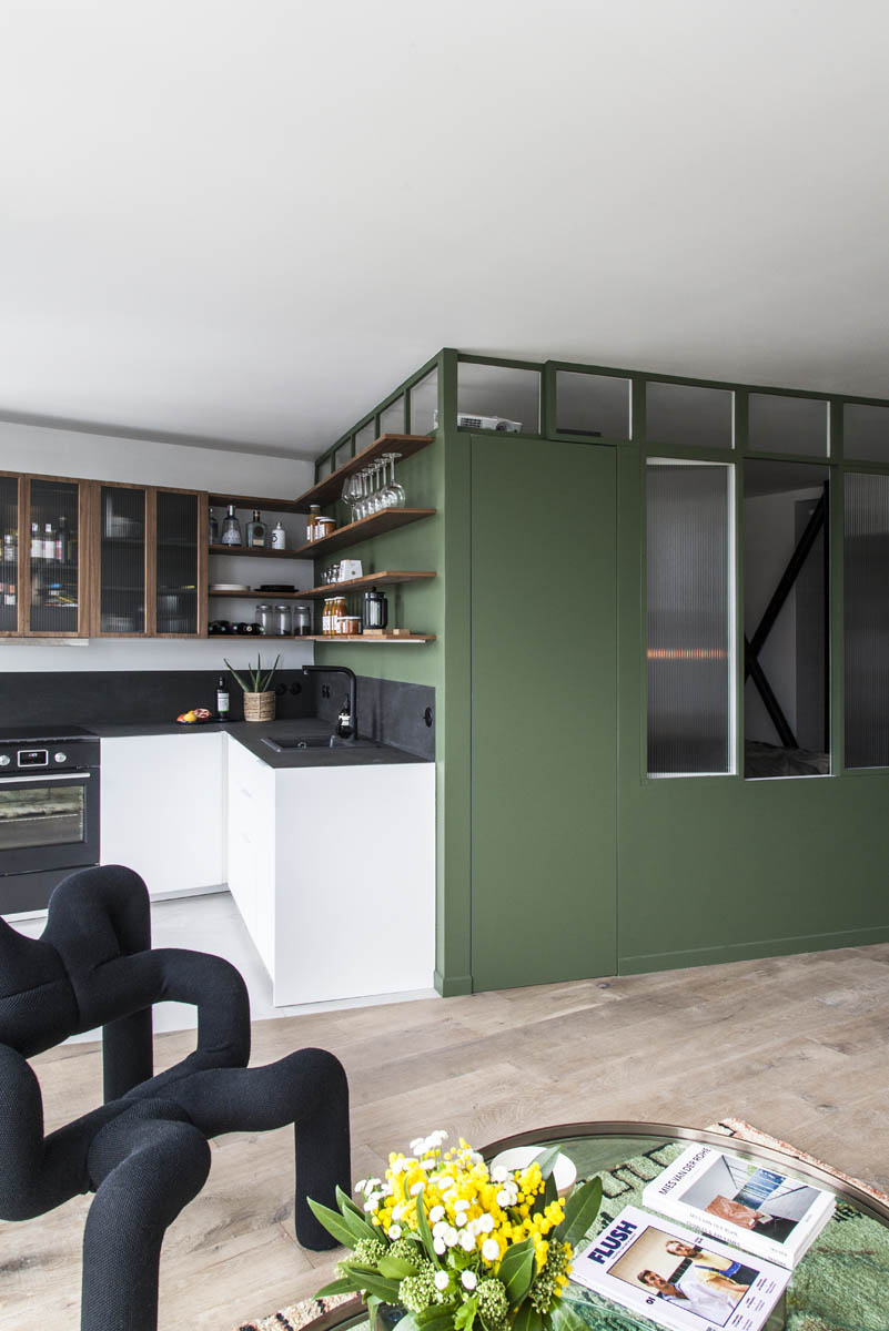 Rénovation et conception mobilier et design d'un appartement dans la tour Albert, rue Croulebarbe à Paris 13ème, par l'agence Boclaud Architecture.