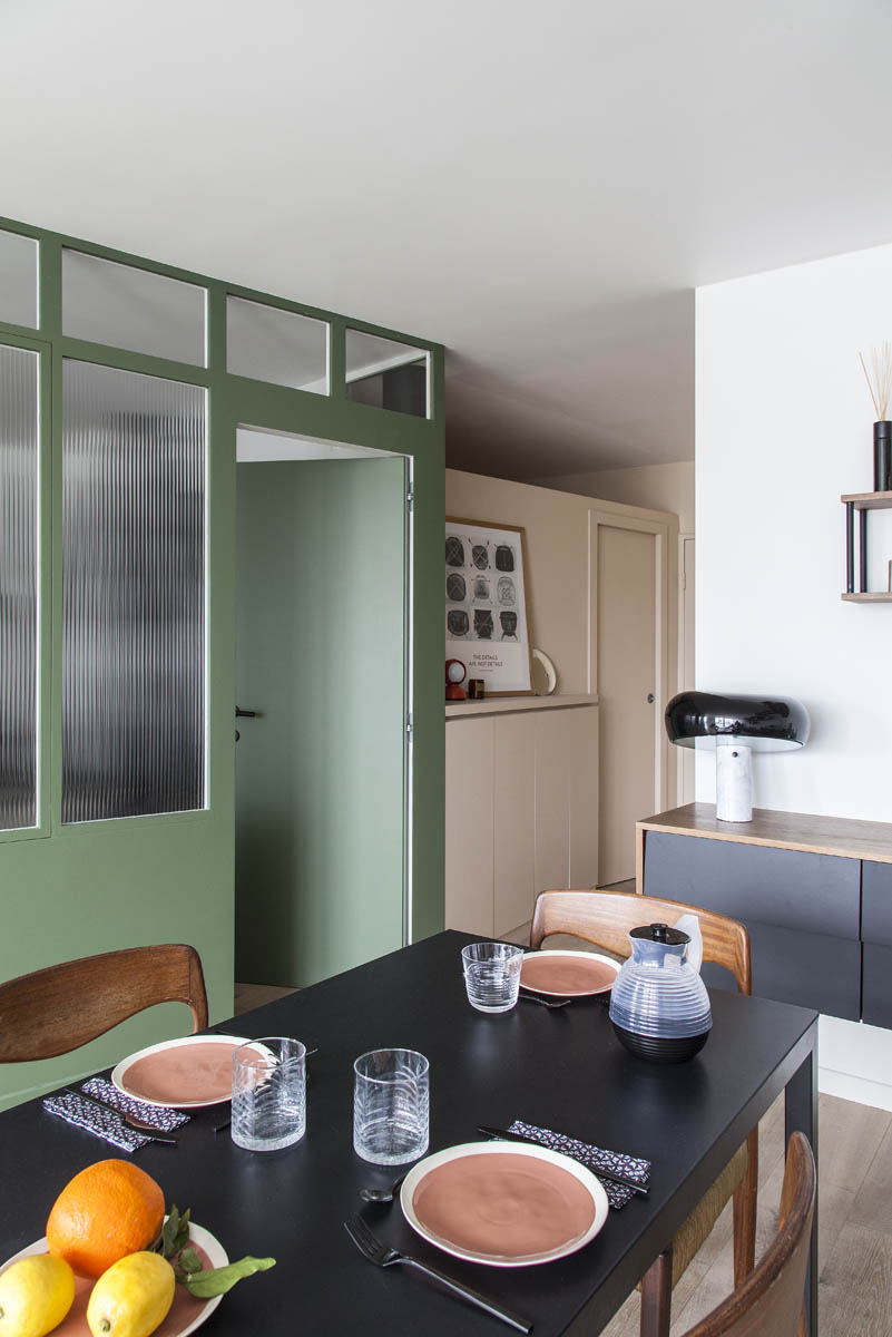 Rénovation et conception mobilier et design d'un appartement dans la tour Albert, rue Croulebarbe à Paris 13ème, par l'agence Boclaud Architecture.