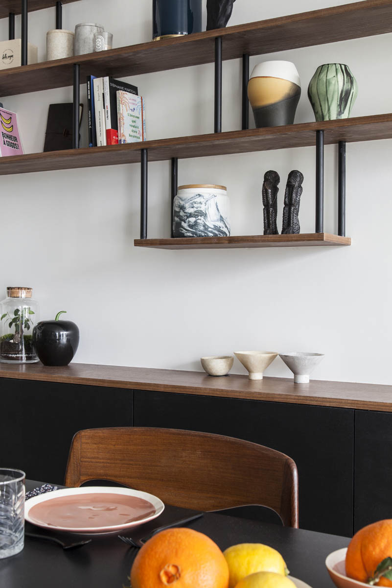 Rénovation et conception mobilier et design d'un appartement dans la tour Albert, rue Croulebarbe à Paris 13ème, par l'agence Boclaud Architecture.