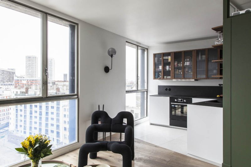 Rénovation et conception mobilier et design d'un appartement dans la tour Albert, rue Croulebarbe à Paris 13ème, par l'agence Boclaud Architecture.