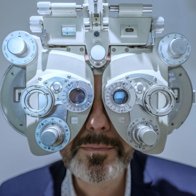 Réfraction, examen de vue, tête de ref, opticien, lunetier Montmartre, vision, oeil, yeux