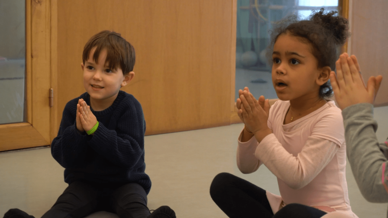 Deux enfants dans un cours de danse chez Dansez Maintenant.