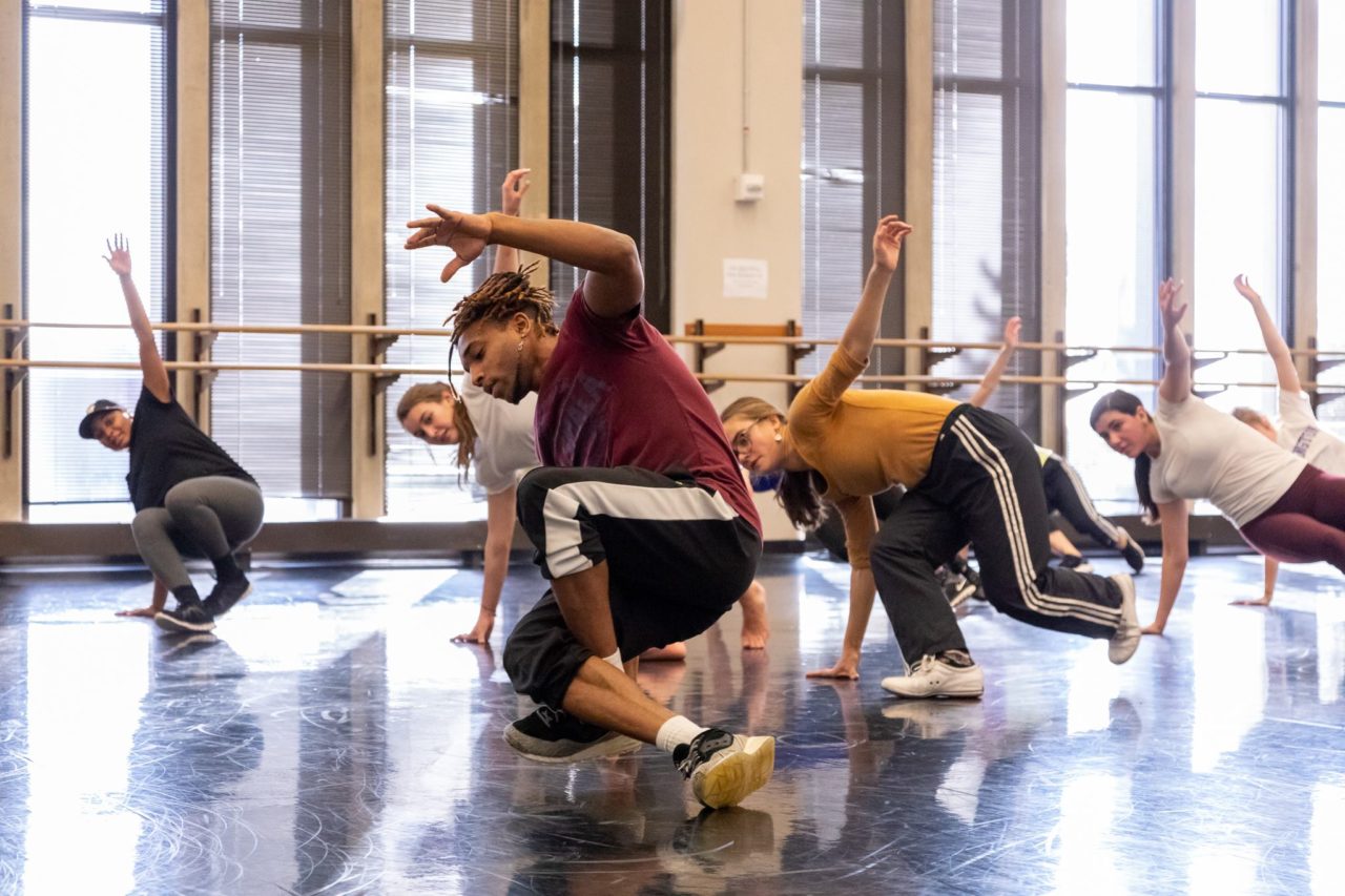Danseurs dans une salle