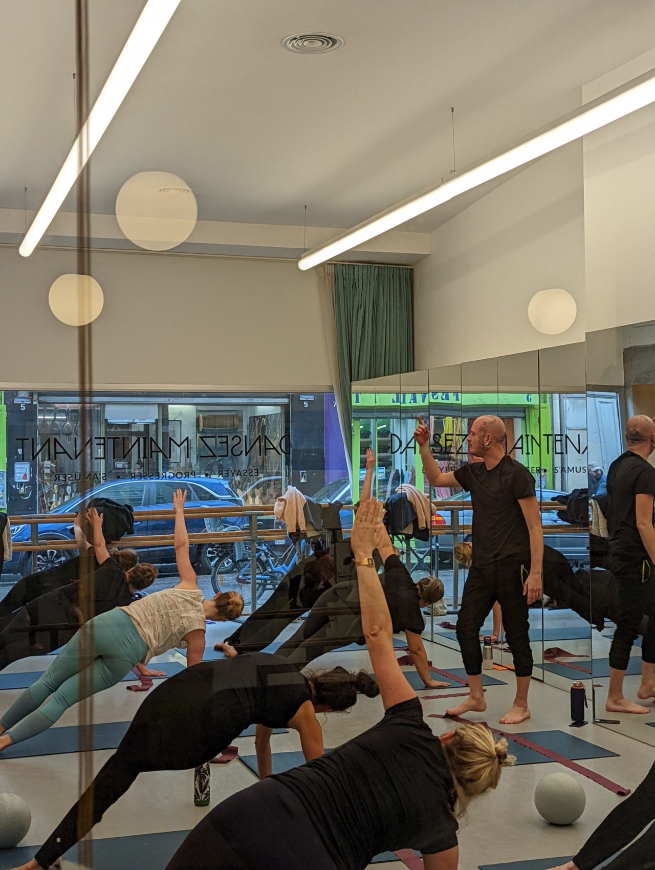 Participants et professeur dans un cours de renforcement musculaire